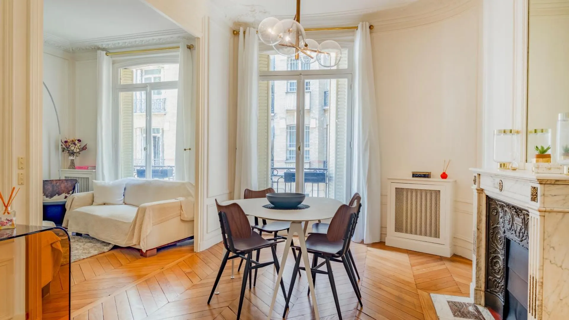 Prestigious Triangle D'Or 2Br Champs-Elysee - Montaigne Apartment Paris