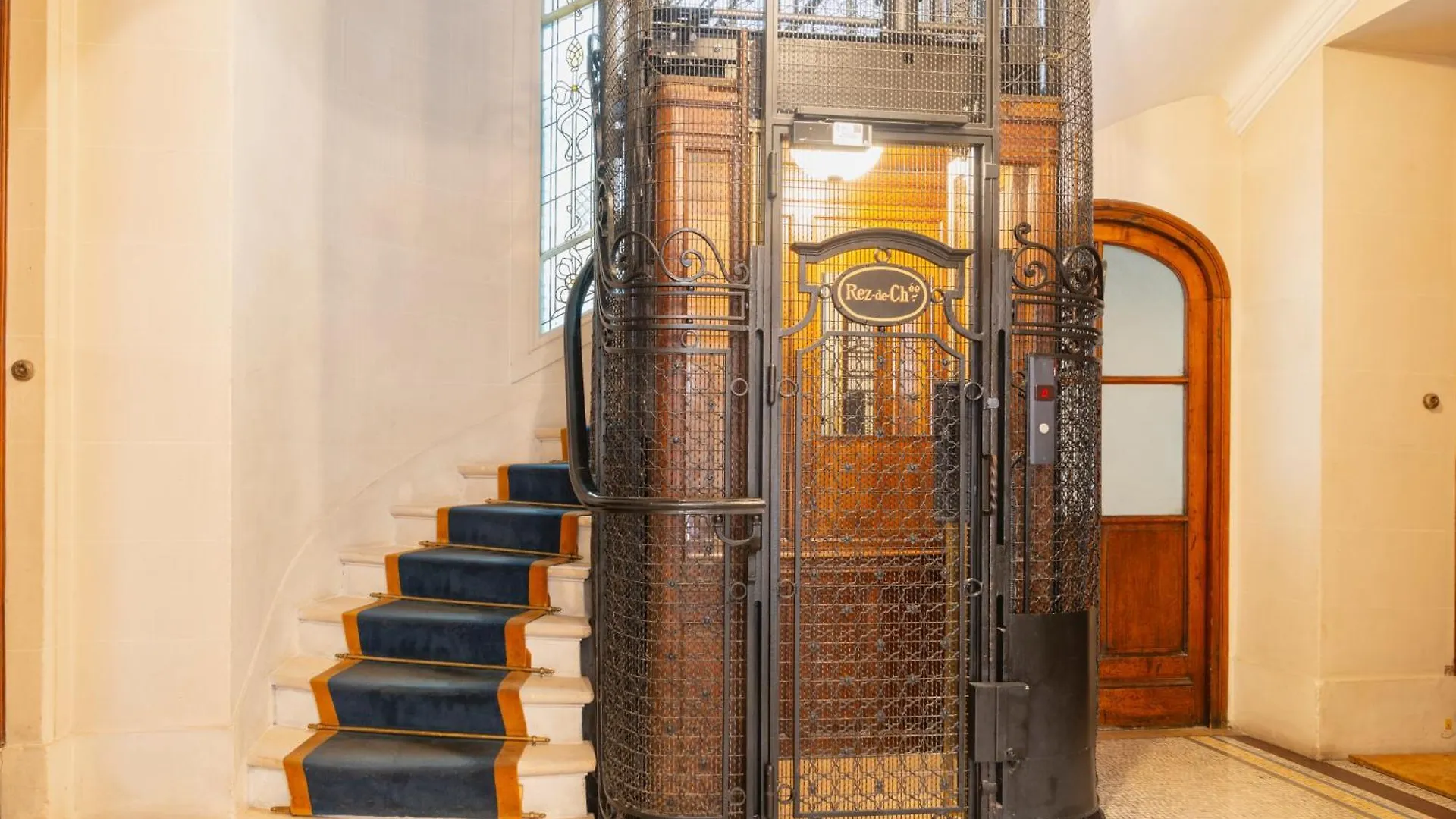 Prestigious Triangle D'Or 2Br Champs-Elysee - Montaigne Apartment Paris