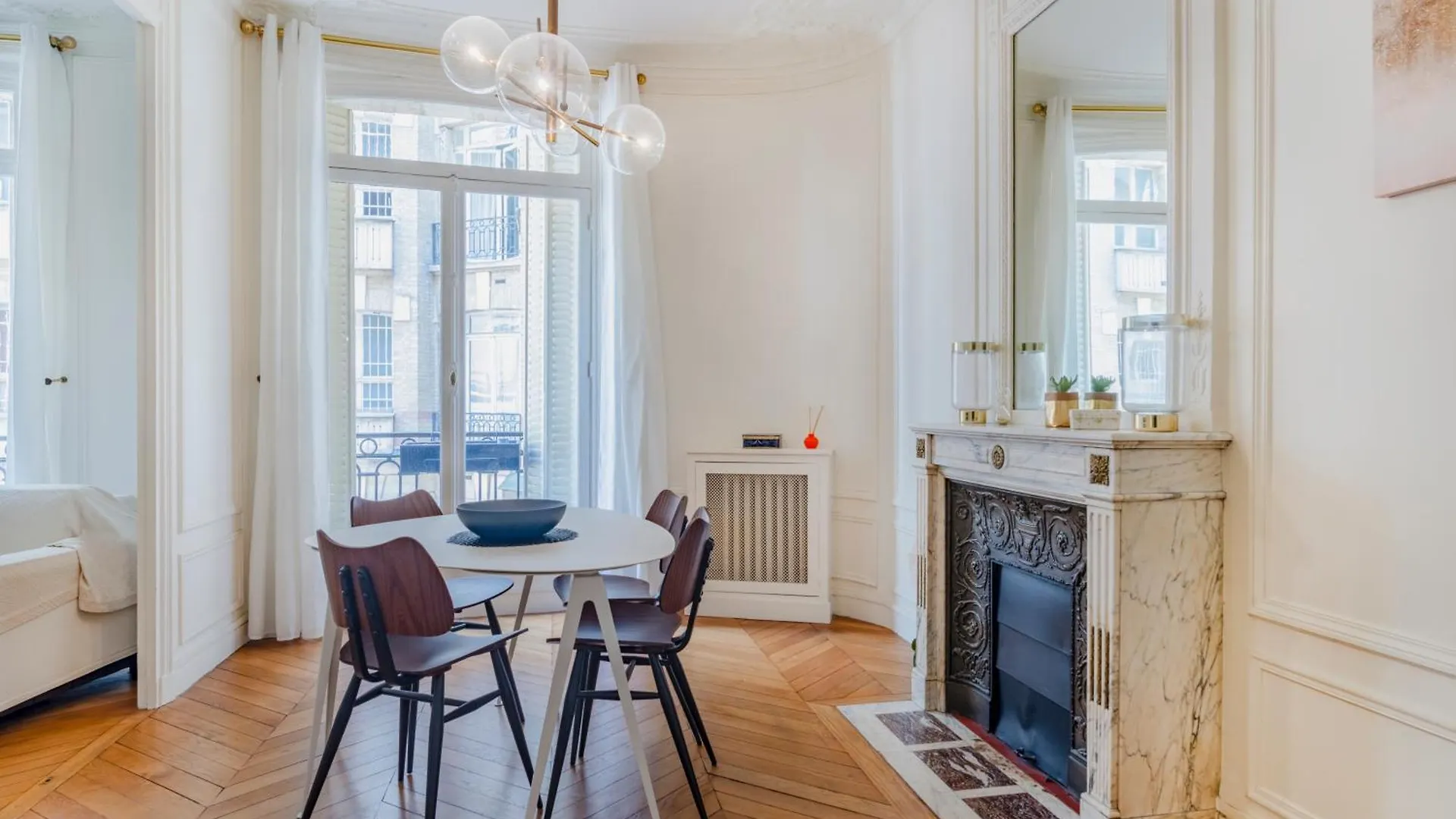 Prestigious Triangle D'Or 2Br Champs-Elysee - Montaigne Apartment Paris